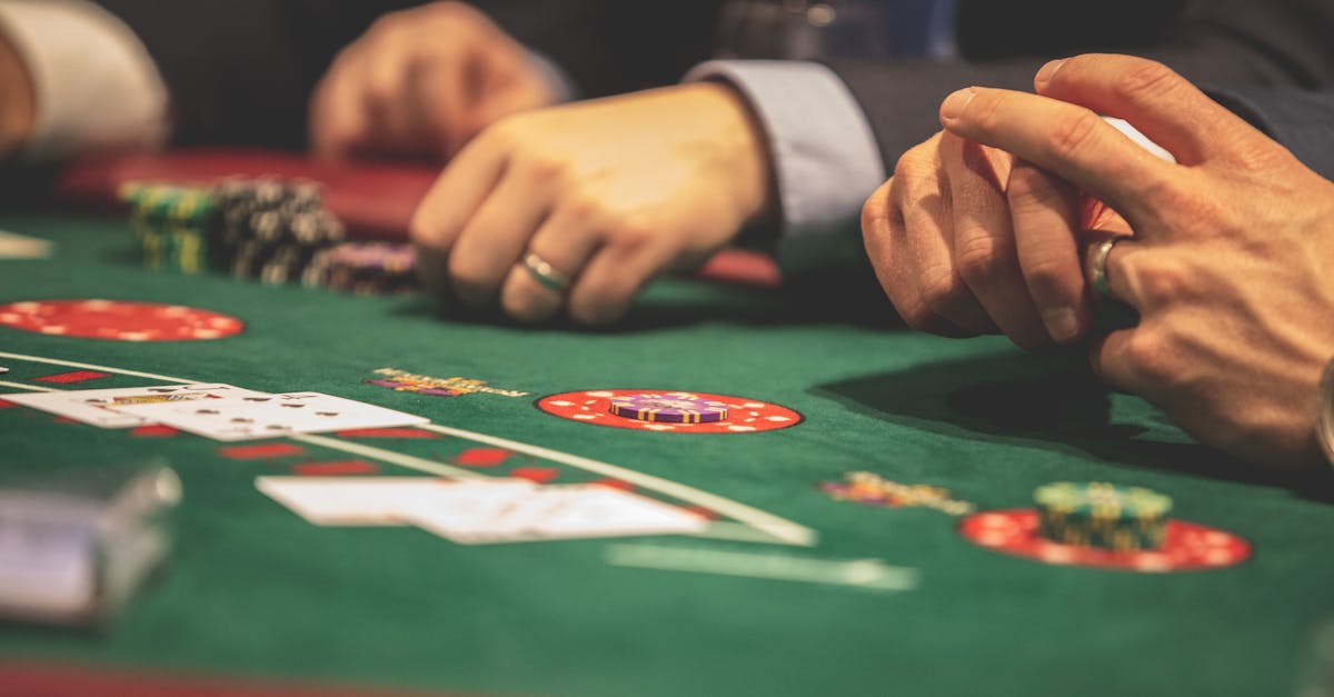 Personne jouant au poker