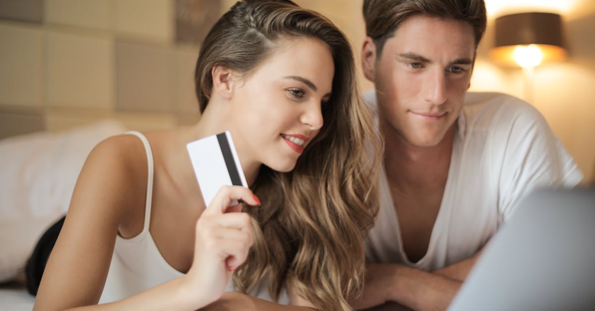 Un couple joyeux fait des achats en ligne à la maison