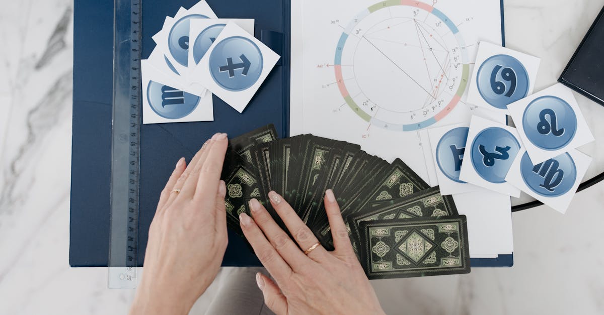 Une femme étale des cartes pour une lecture de tarot.