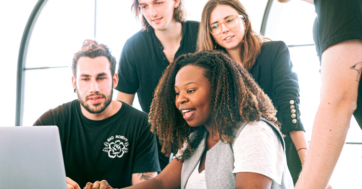 Femme partageant sa présentation avec ses collègues.