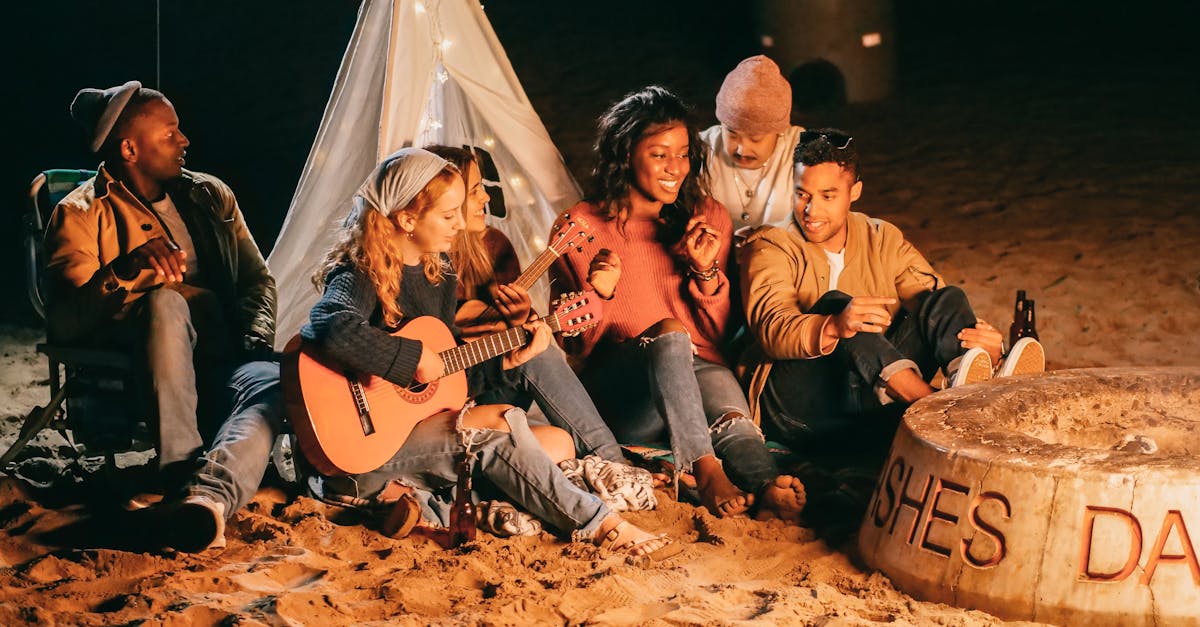 Groupe d'amis assis sur le sable de la plage.