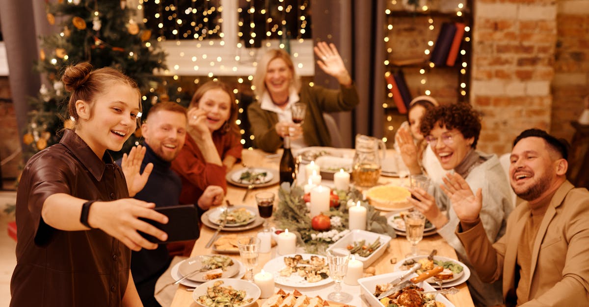 Famille célébrant le dîner de Noël tout en prenant un selfie.