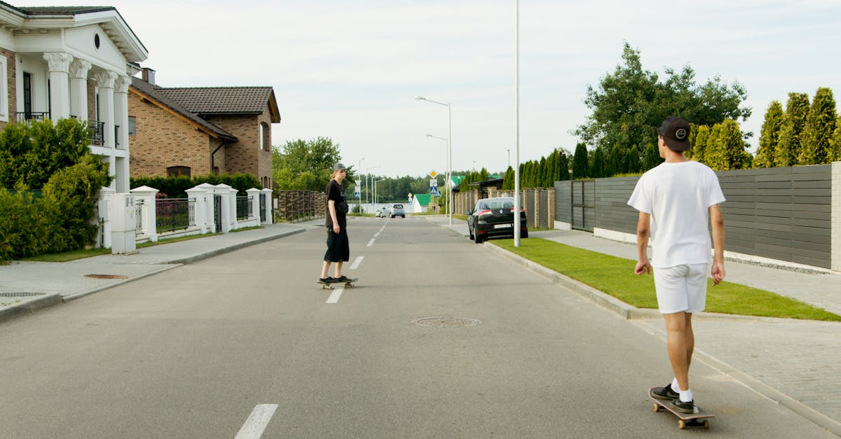 Homme en t-shirt noir et pantalon noir marchant sur le trottoir