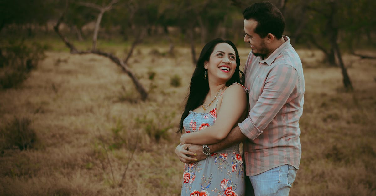 Photo d'un couple heureux se regardant en souriant
