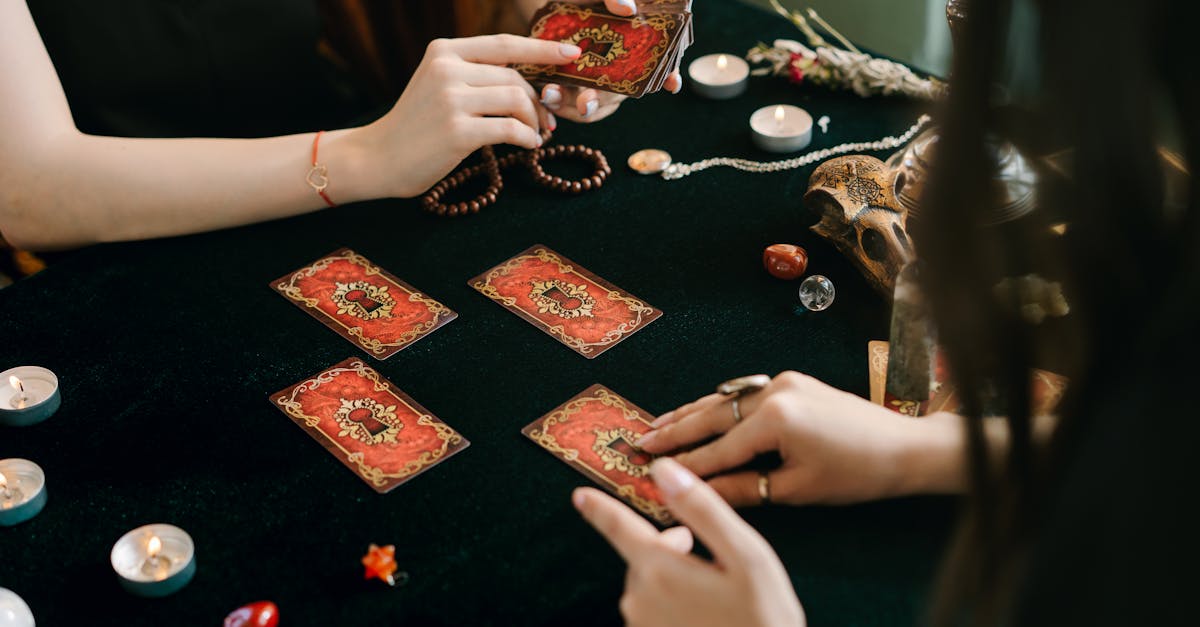 Personne tenant un jeu de cartes de tarot
