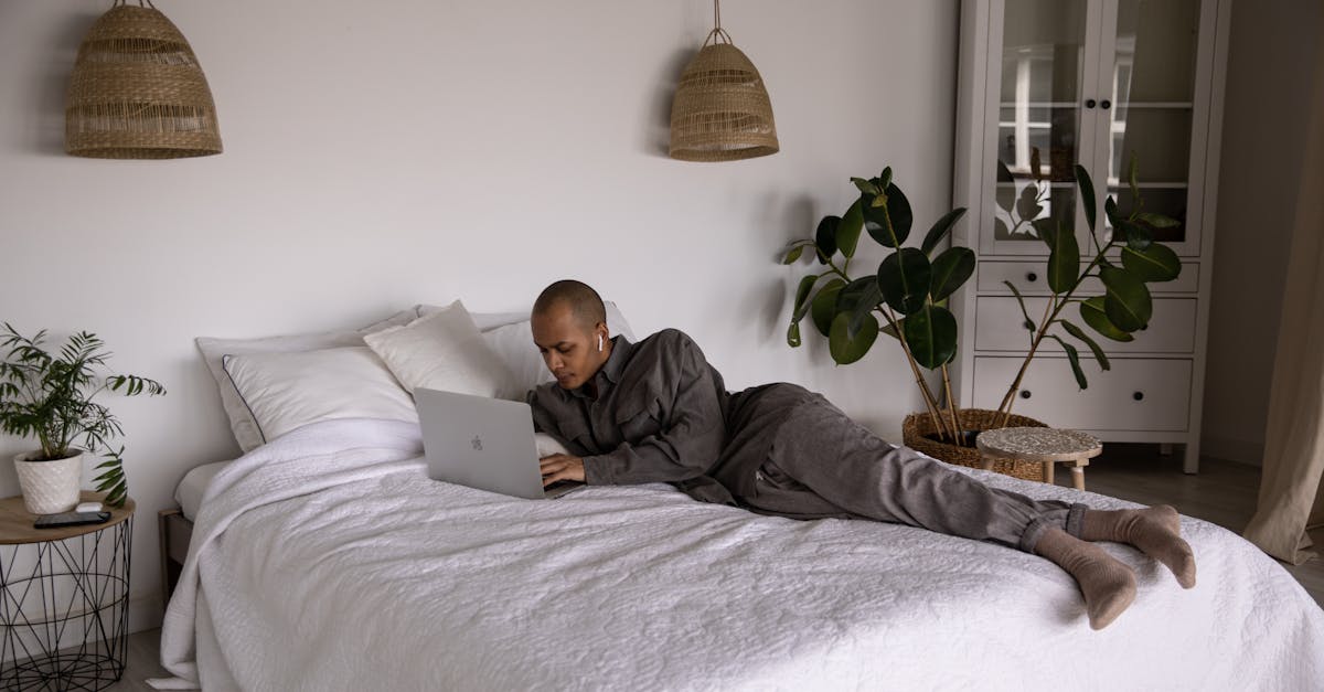 Photo d'un homme allongé sur un lit
