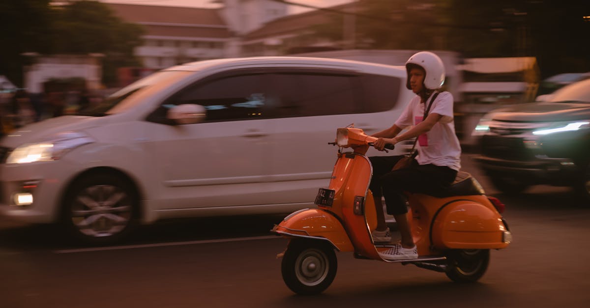 Homme sur un scooter portant un casque