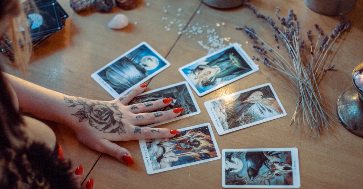 Cartes de tarot variées disposées sur une table