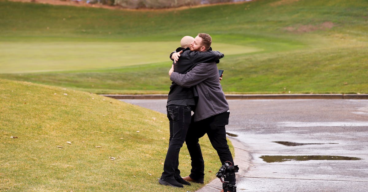 Deux personnes s'étreignant sur le parcours de golf