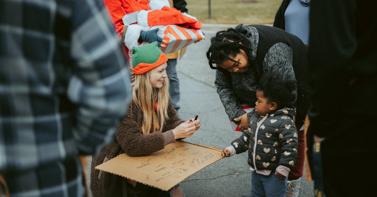 Des personnes lors d'un événement de Noël en ville