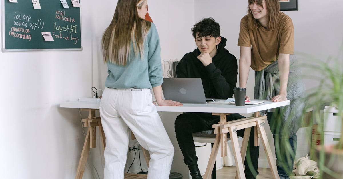 L'homme et la femme au bureau