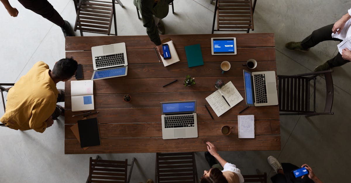 Photographie d'ordinateurs portables sur une table en bois