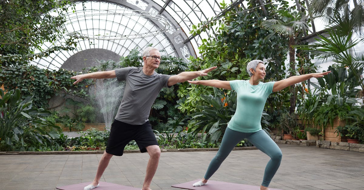 Couple pratiquant le yoga