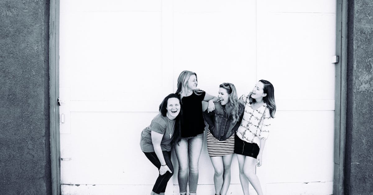 Photographie en noir et blanc de quatre femmes vêtues.